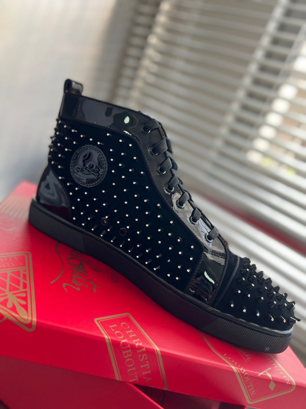 Zapatillas altas negras con tachuelas de diamantes