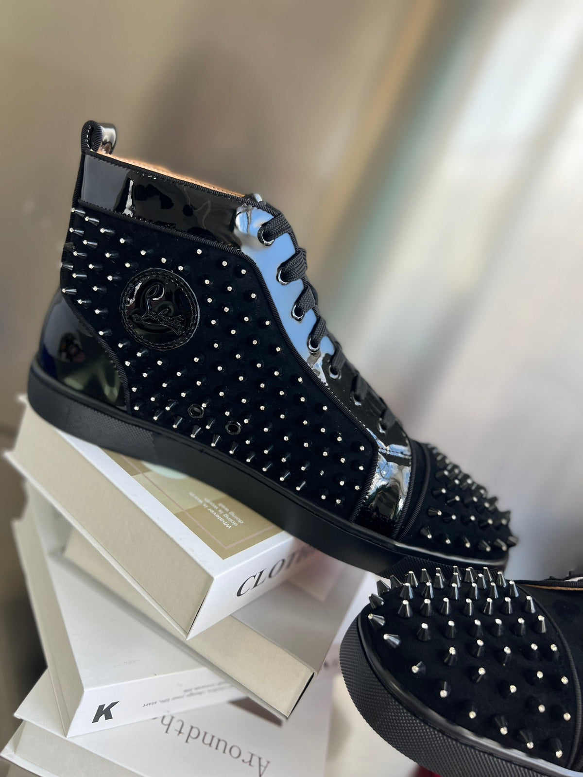 Zapatillas altas negras con tachuelas de diamantes