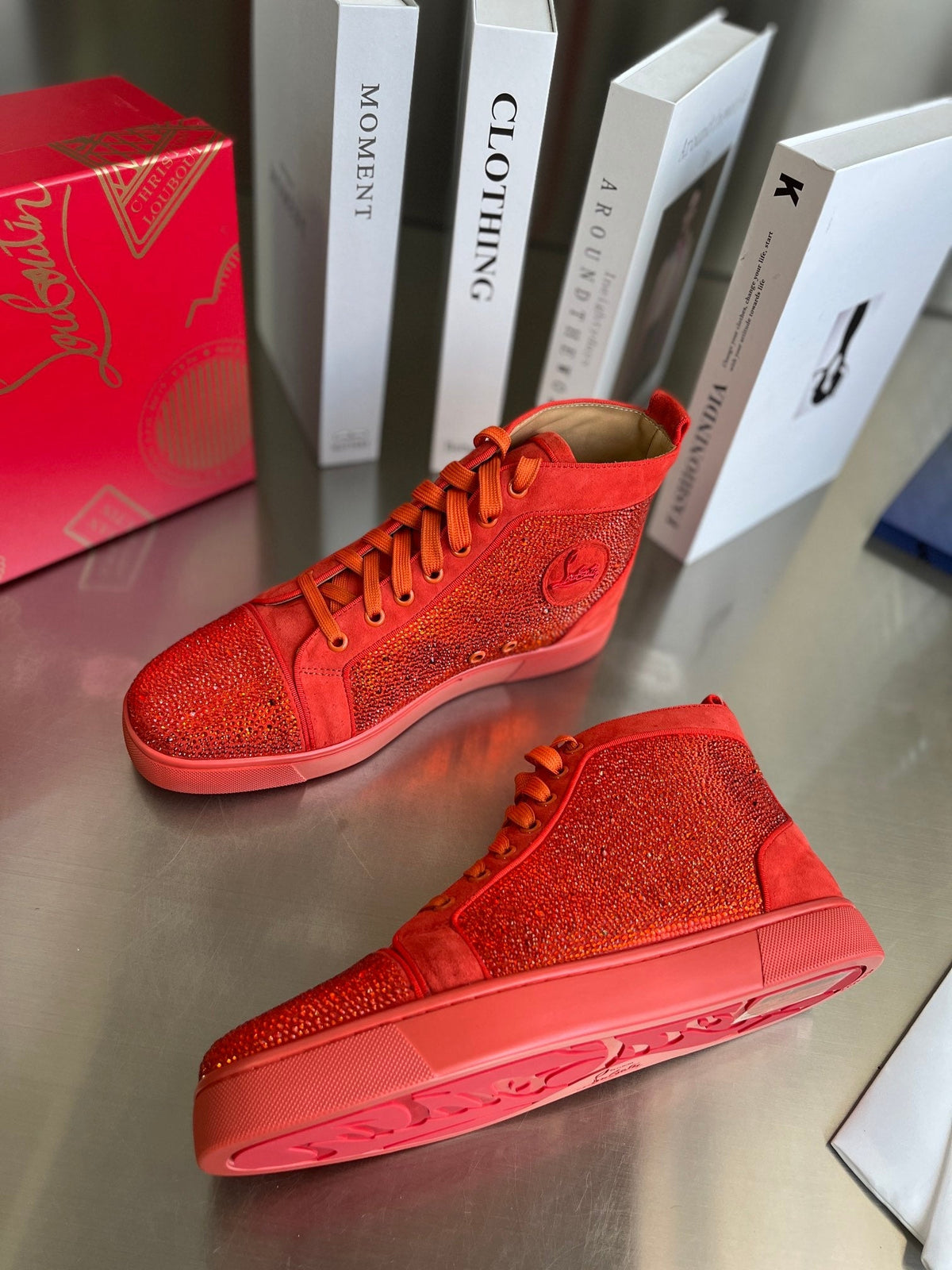 Botas altas naranjas con letras y tachuelas de diamantes