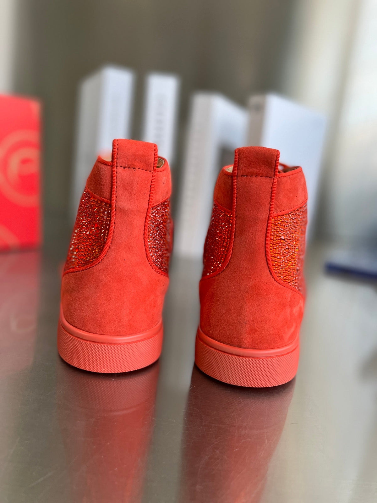 Botas altas naranjas con letras y tachuelas de diamantes