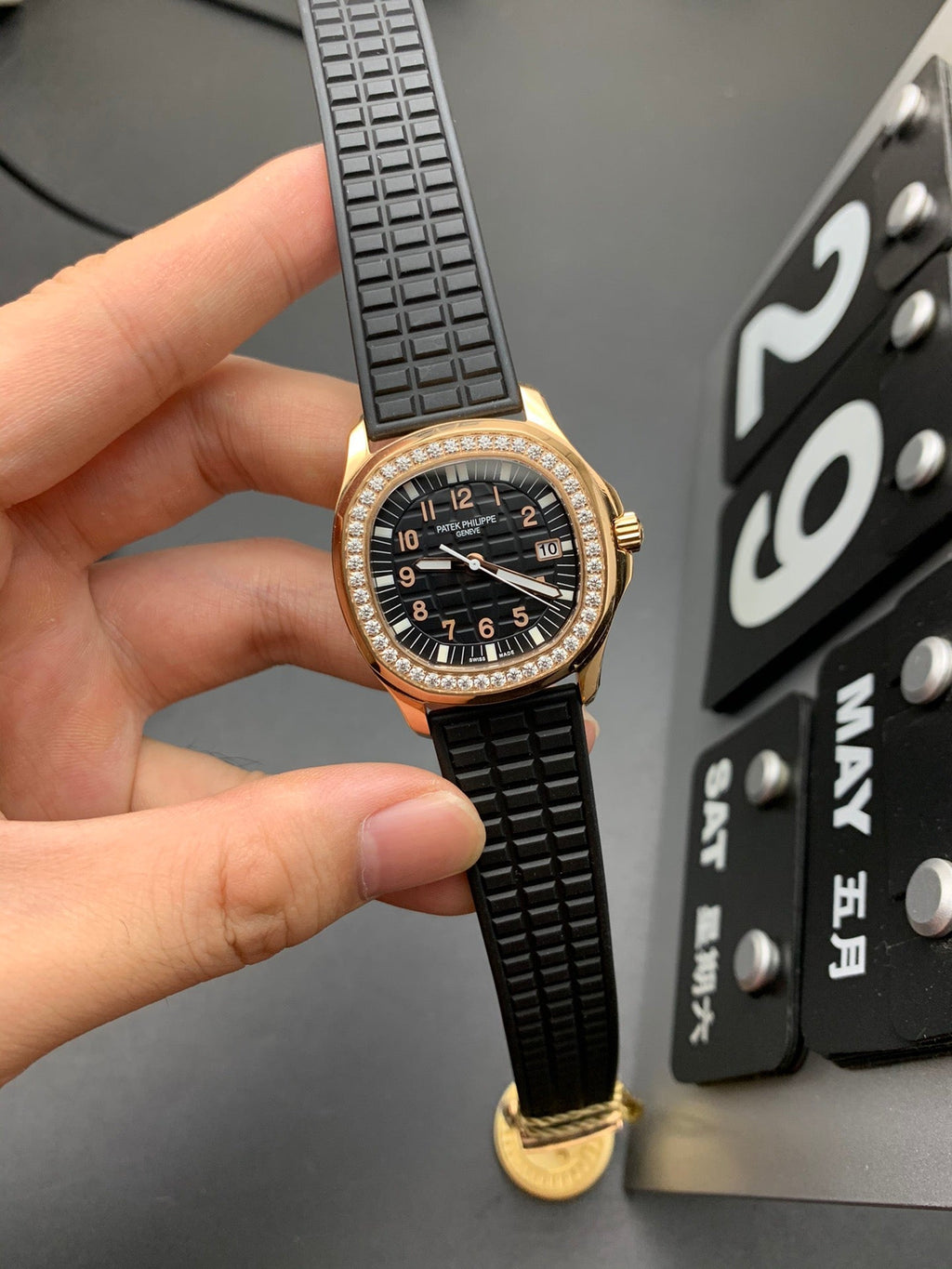 Reloj deportivo de oro rosa con bisel de diamantes de 38 mm