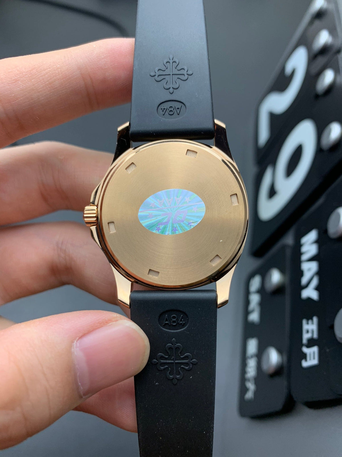 Reloj deportivo de oro rosa con bisel de diamantes de 38 mm