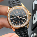 Reloj deportivo de oro rosa con bisel de diamantes de 38 mm