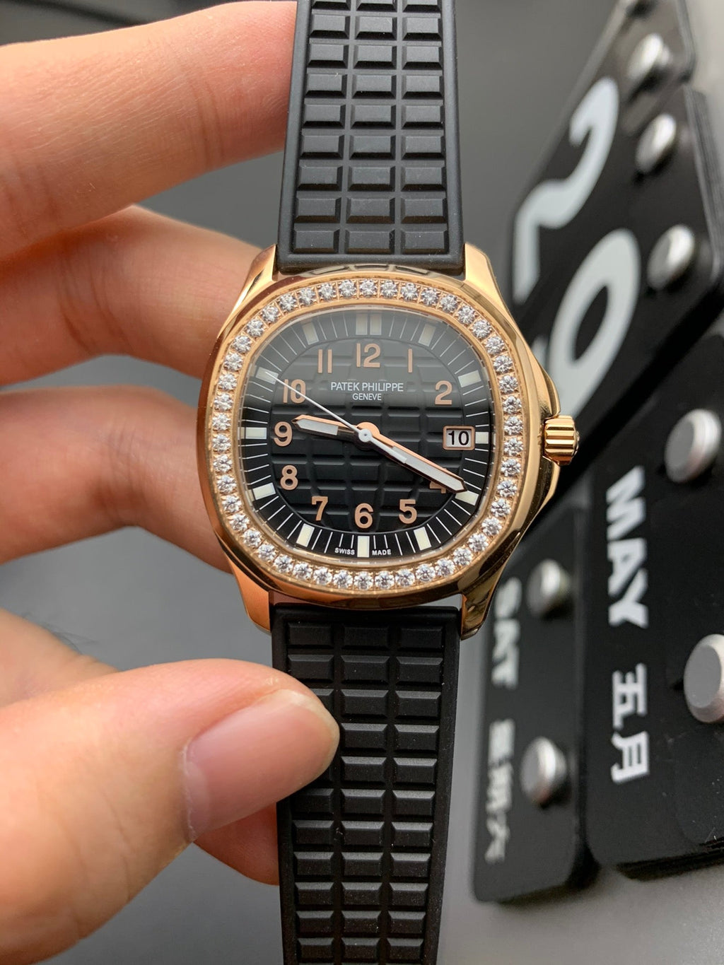 Reloj deportivo de oro rosa con bisel de diamantes de 38 mm