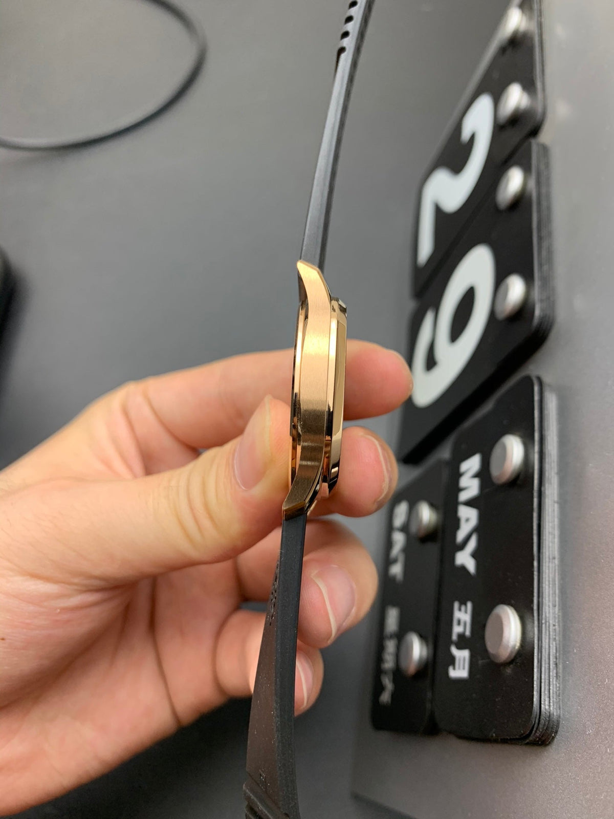 Reloj deportivo de oro rosa con bisel de diamantes de 38 mm