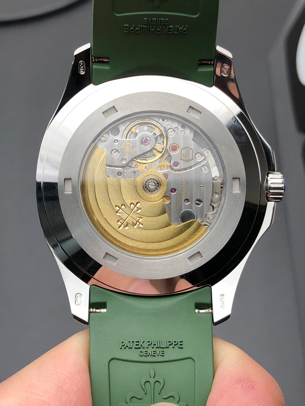Reloj automático de 40 mm con correa de caucho verde