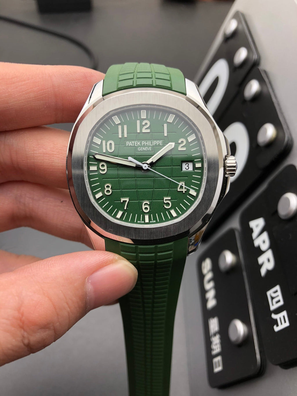 Reloj automático de 40 mm con correa de caucho verde