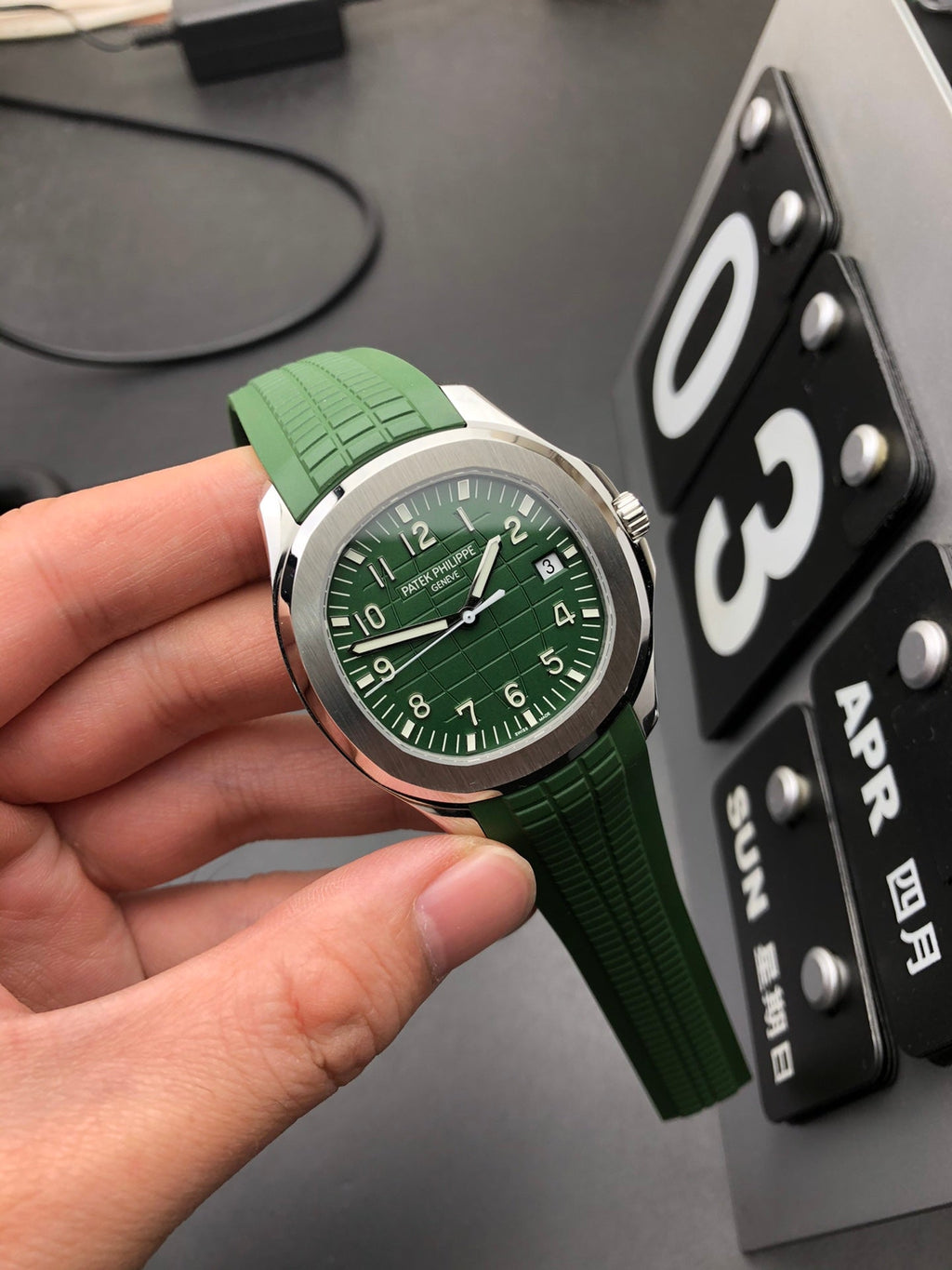 Reloj automático de 40 mm con correa de caucho verde