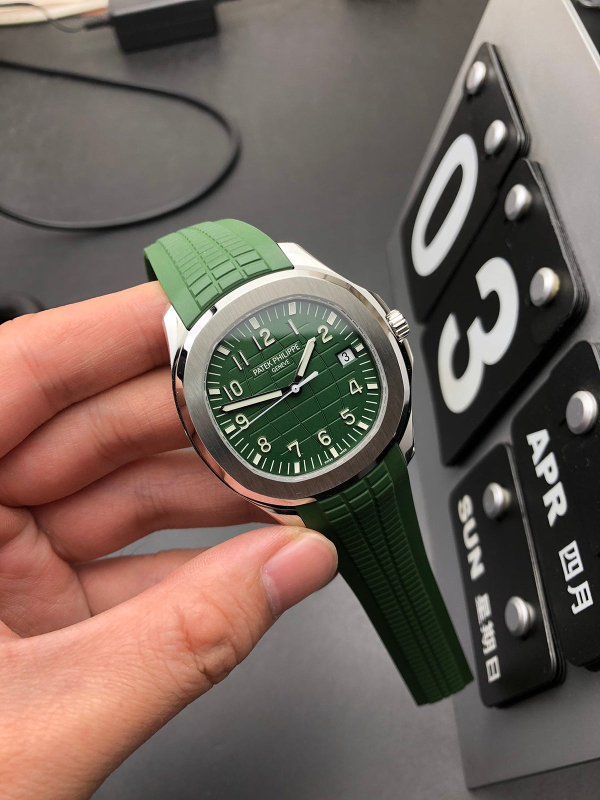 Reloj automático de 40 mm con correa de caucho verde