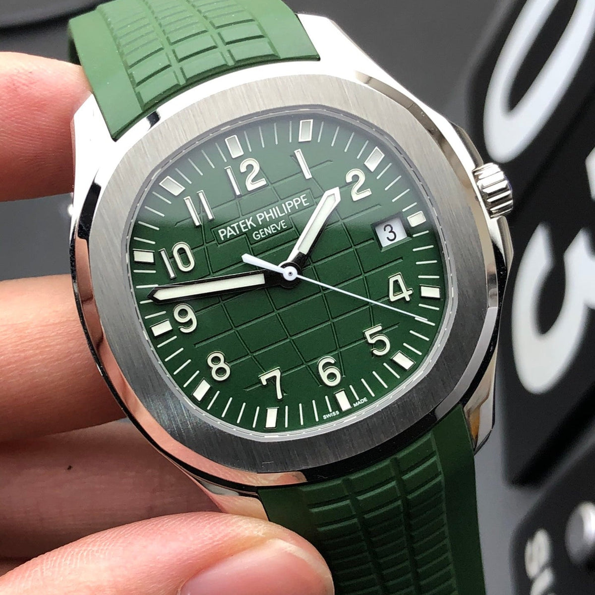 Reloj automático de 40 mm con correa de caucho verde
