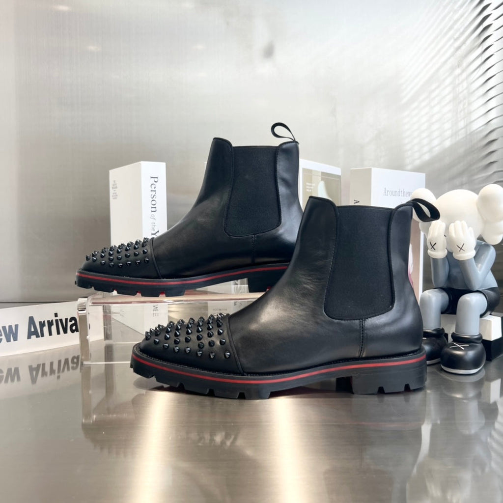 Botas negras de piel de vaca con tachuelas delanteras