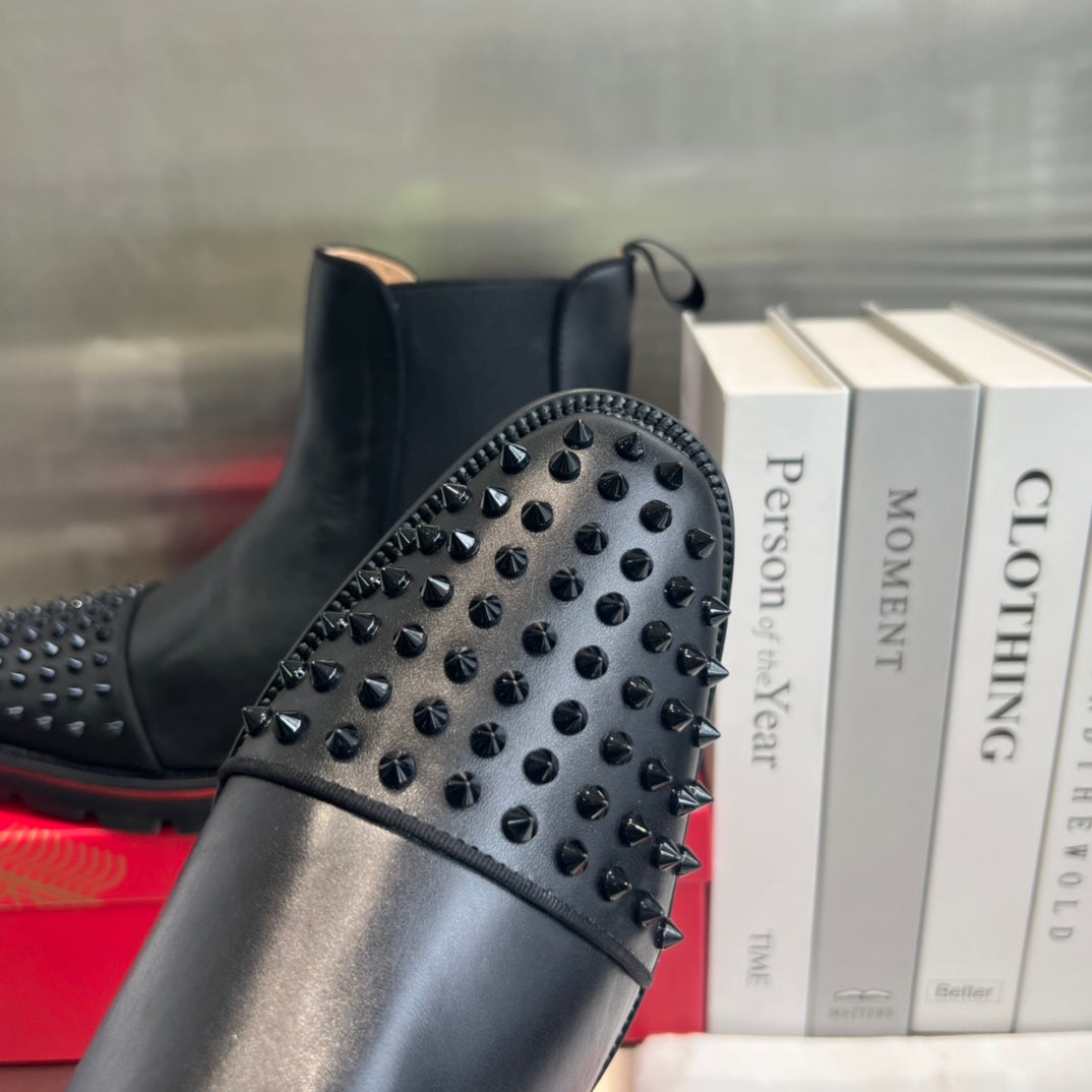 Botas negras de piel de vaca con tachuelas delanteras