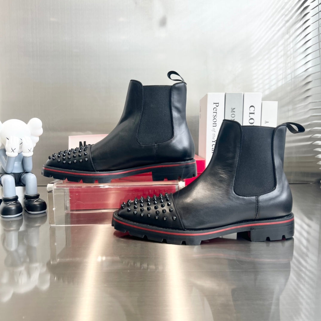 Botas negras de piel de vaca con tachuelas delanteras