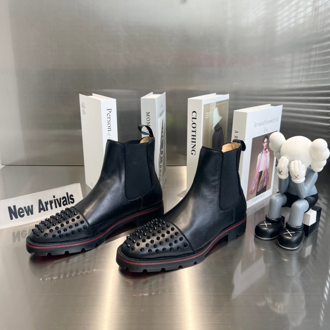 Botas negras de piel de vaca con tachuelas delanteras