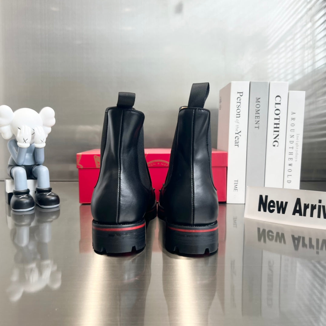 Botas negras de piel de vaca con tachuelas delanteras