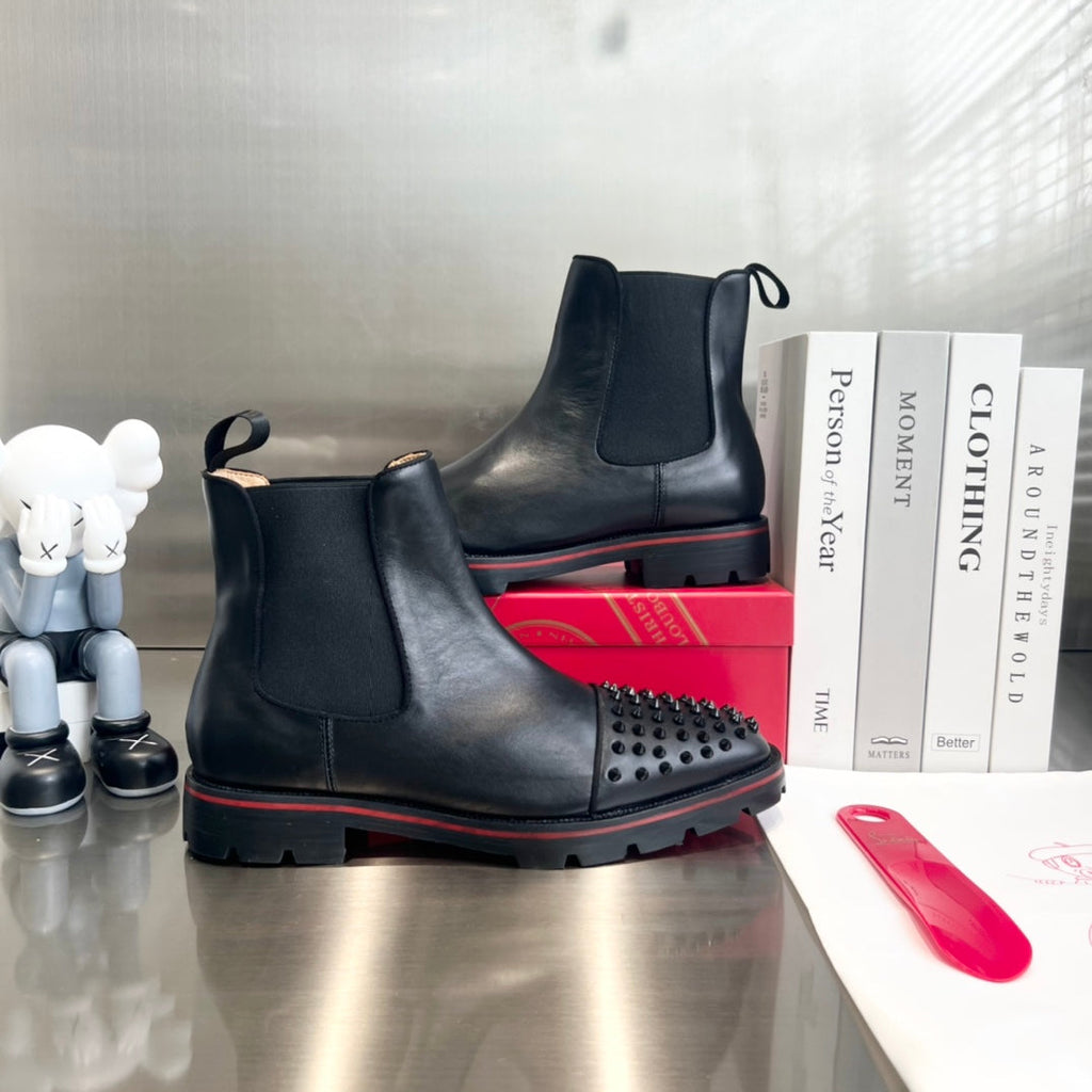 Botas negras de piel de vaca con tachuelas delanteras