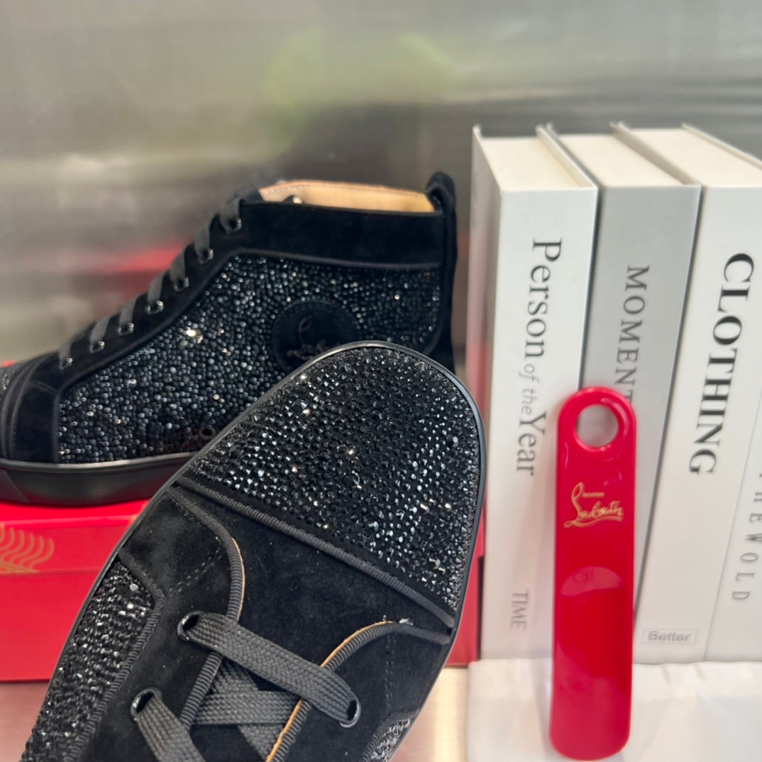 Botas altas negras con letras y tachuelas de diamantes