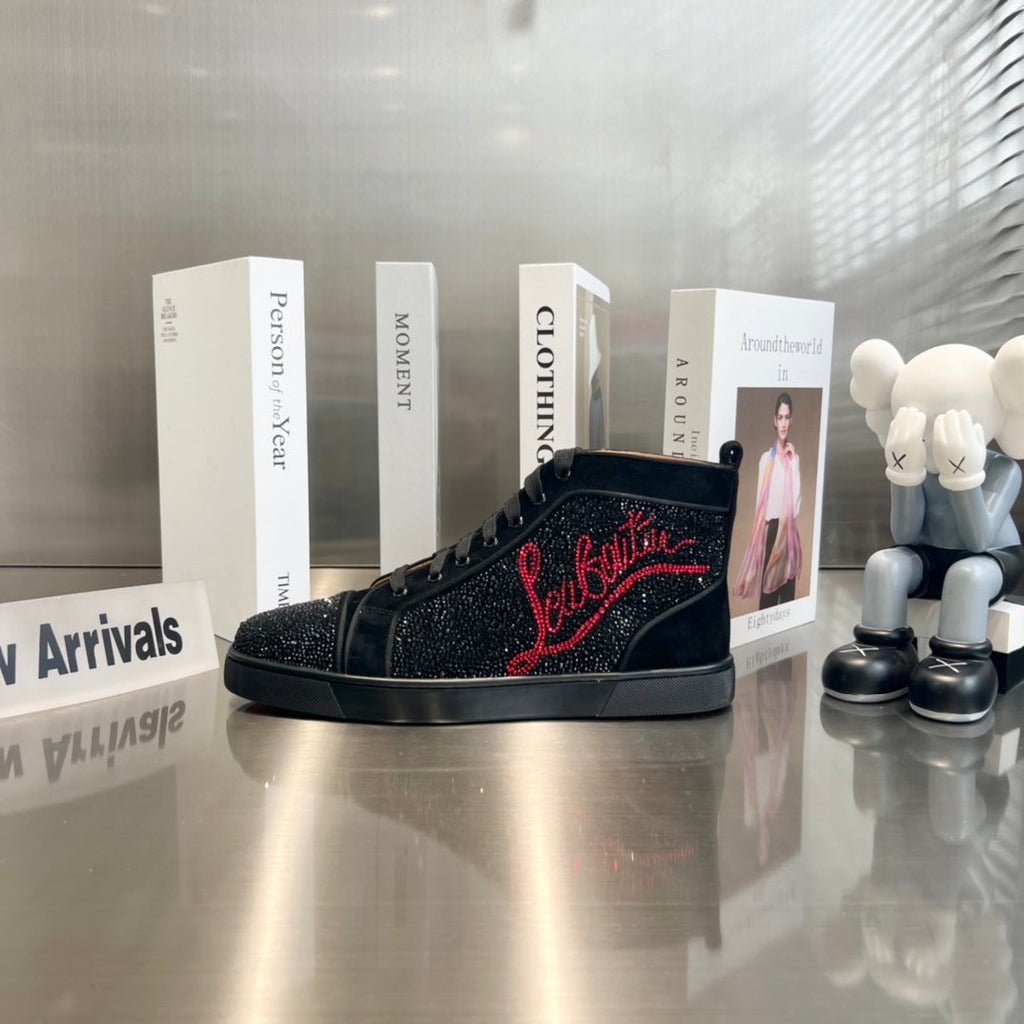 Botas altas negras con letras y tachuelas de diamantes