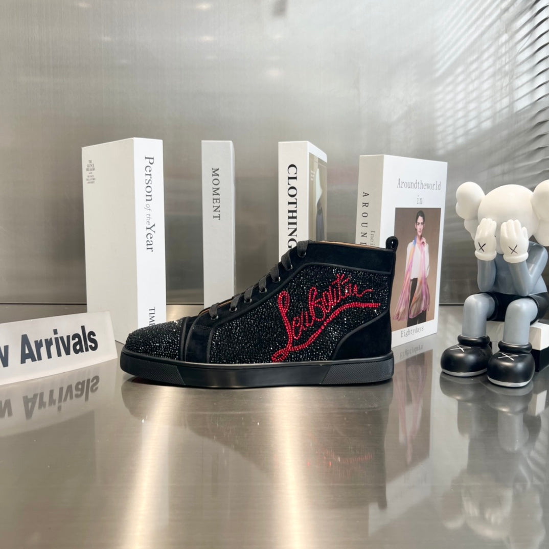 Botas altas negras con letras y tachuelas de diamantes