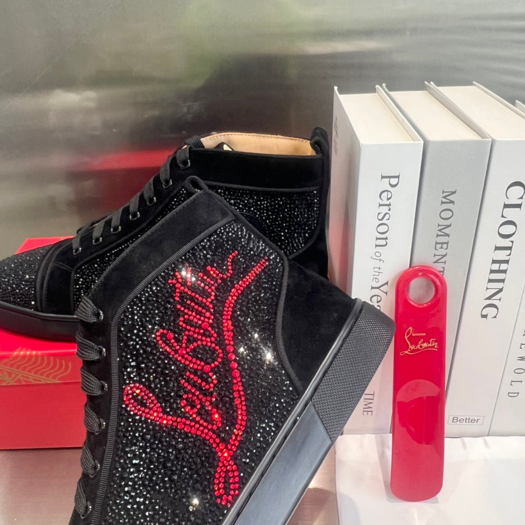Botas altas negras con letras y tachuelas de diamantes