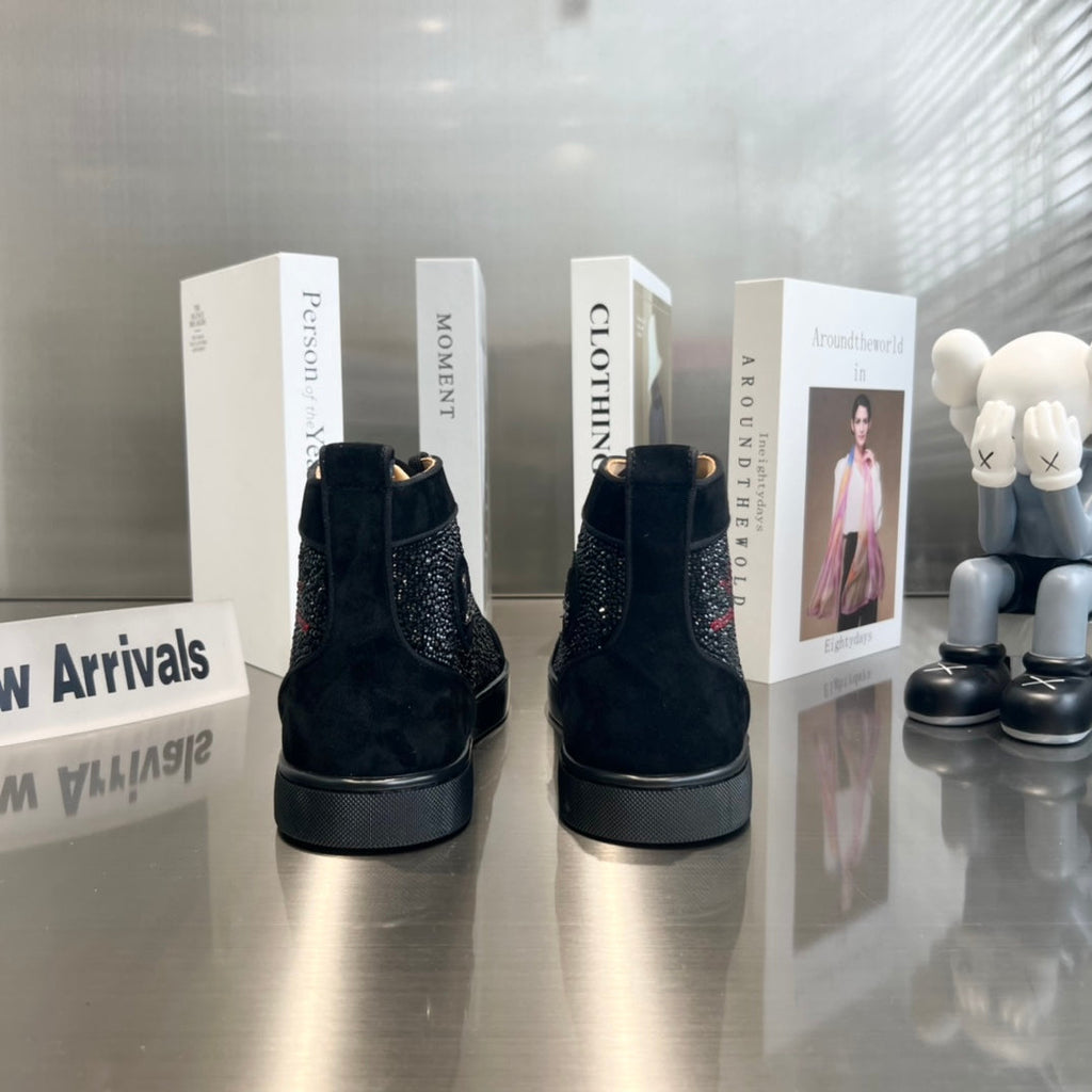 Botas altas negras con letras y tachuelas de diamantes
