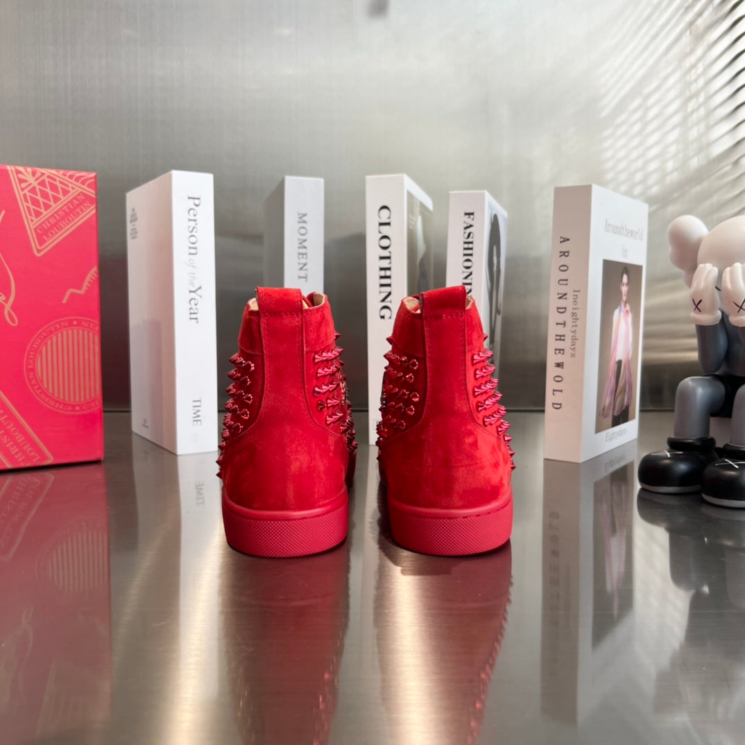 Zapatillas deportivas de lujo rojas con tachuelas de caña alta