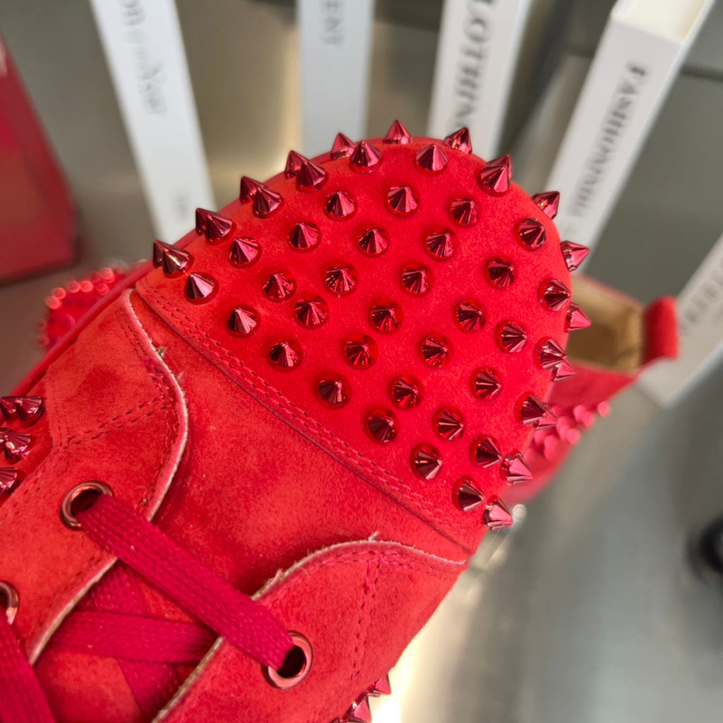 Zapatillas deportivas de lujo rojas con tachuelas de caña alta