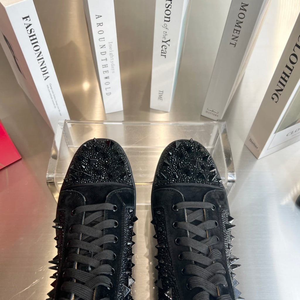 Botas altas negras con tachuelas de diamantes