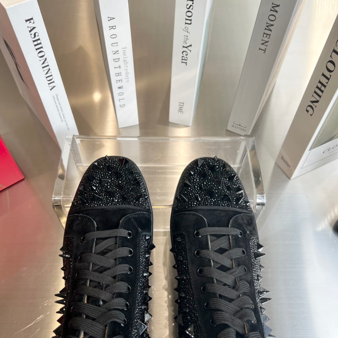 Botas altas negras con tachuelas de diamantes