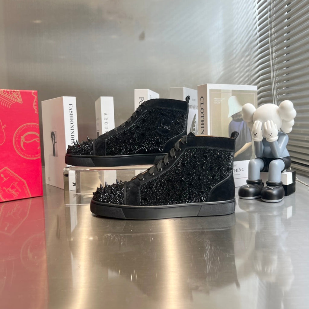 Botas altas negras con tachuelas de diamantes