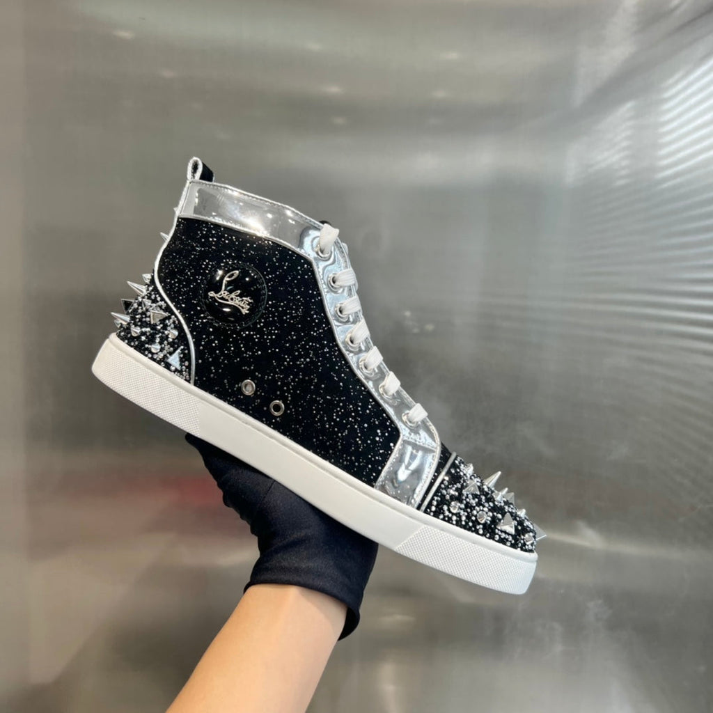 Zapatillas negras de caña alta con tachuelas