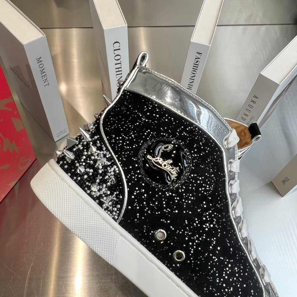 Zapatillas negras de caña alta con tachuelas