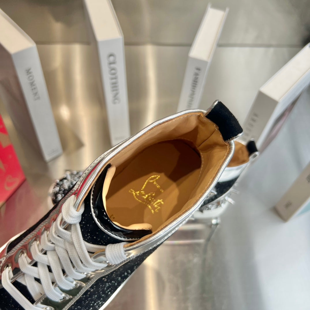 Zapatillas negras de caña alta con tachuelas