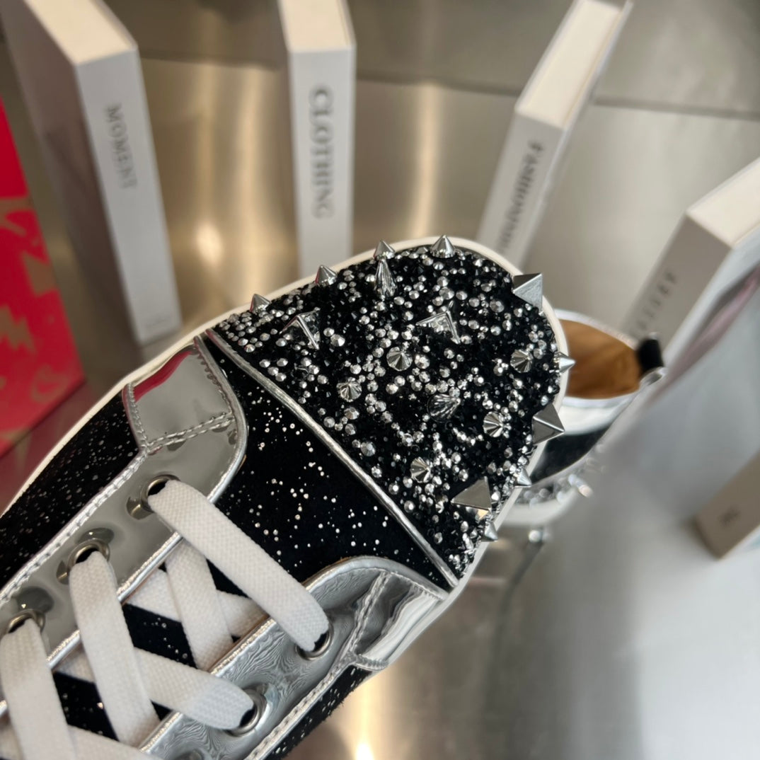 Zapatillas negras de caña alta con tachuelas