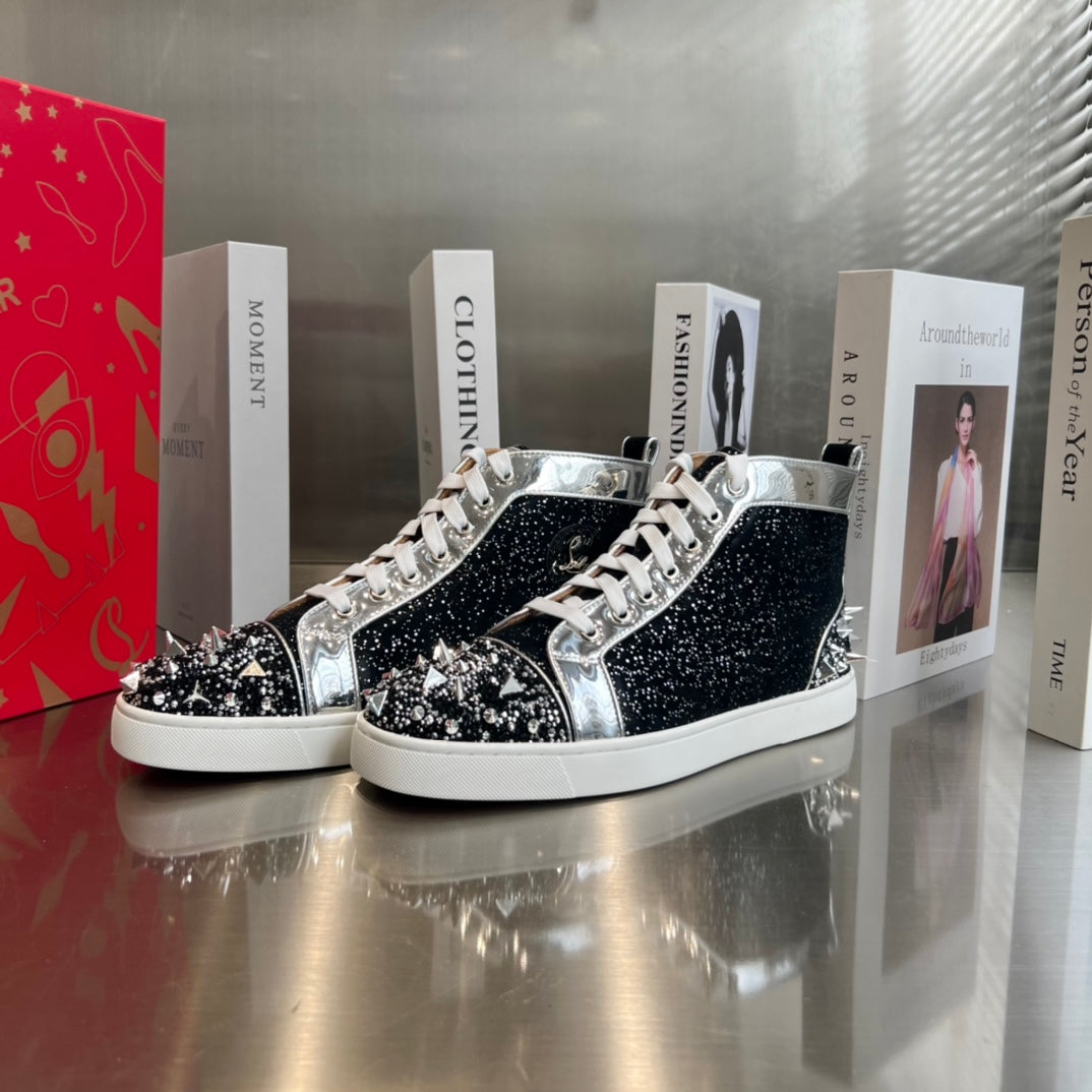 Zapatillas negras de caña alta con tachuelas