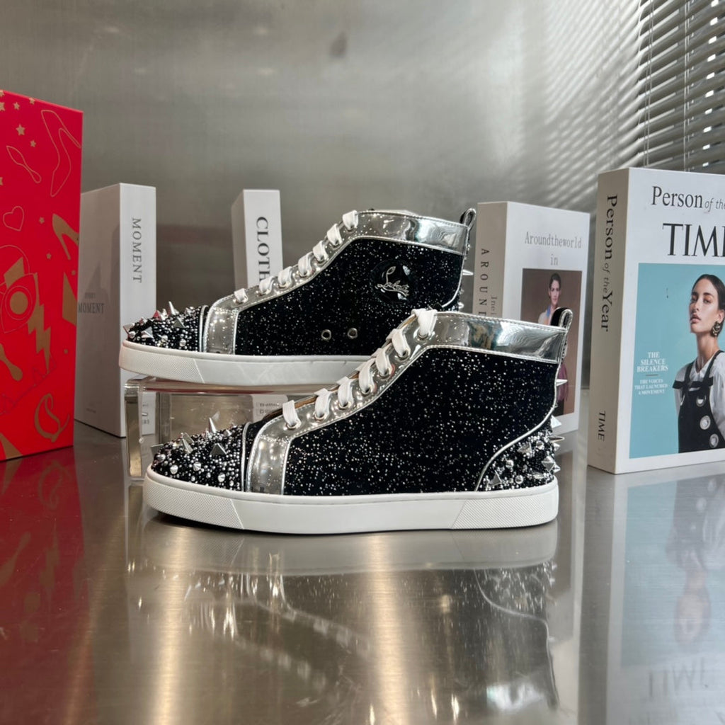 Zapatillas negras de caña alta con tachuelas