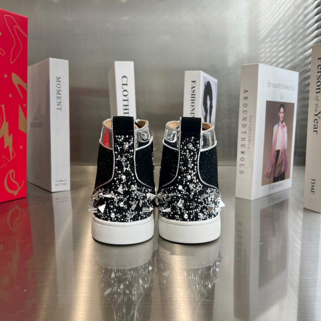 Zapatillas negras de caña alta con tachuelas