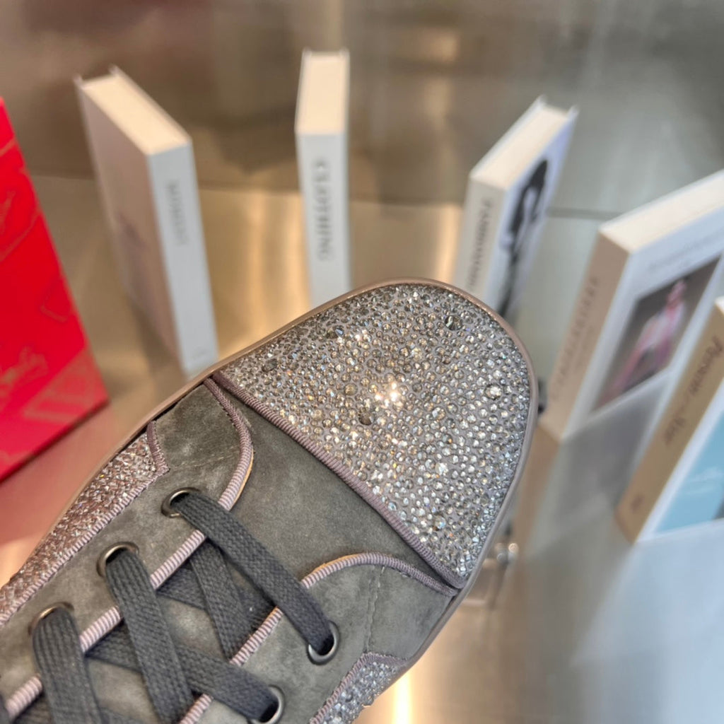 Botas altas grises con tachuelas de diamante