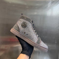 Botas altas grises con tachuelas de diamante