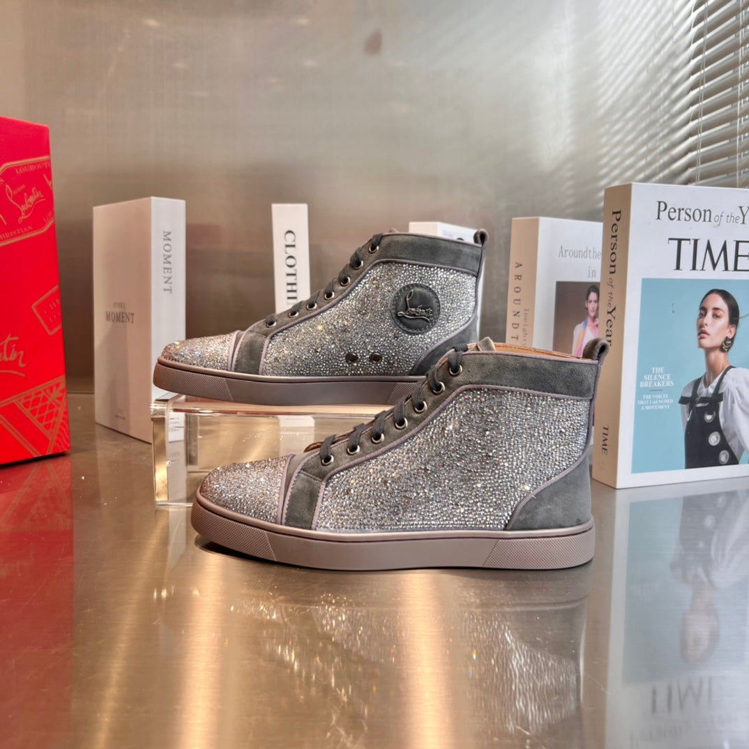 Botas altas grises con tachuelas de diamante