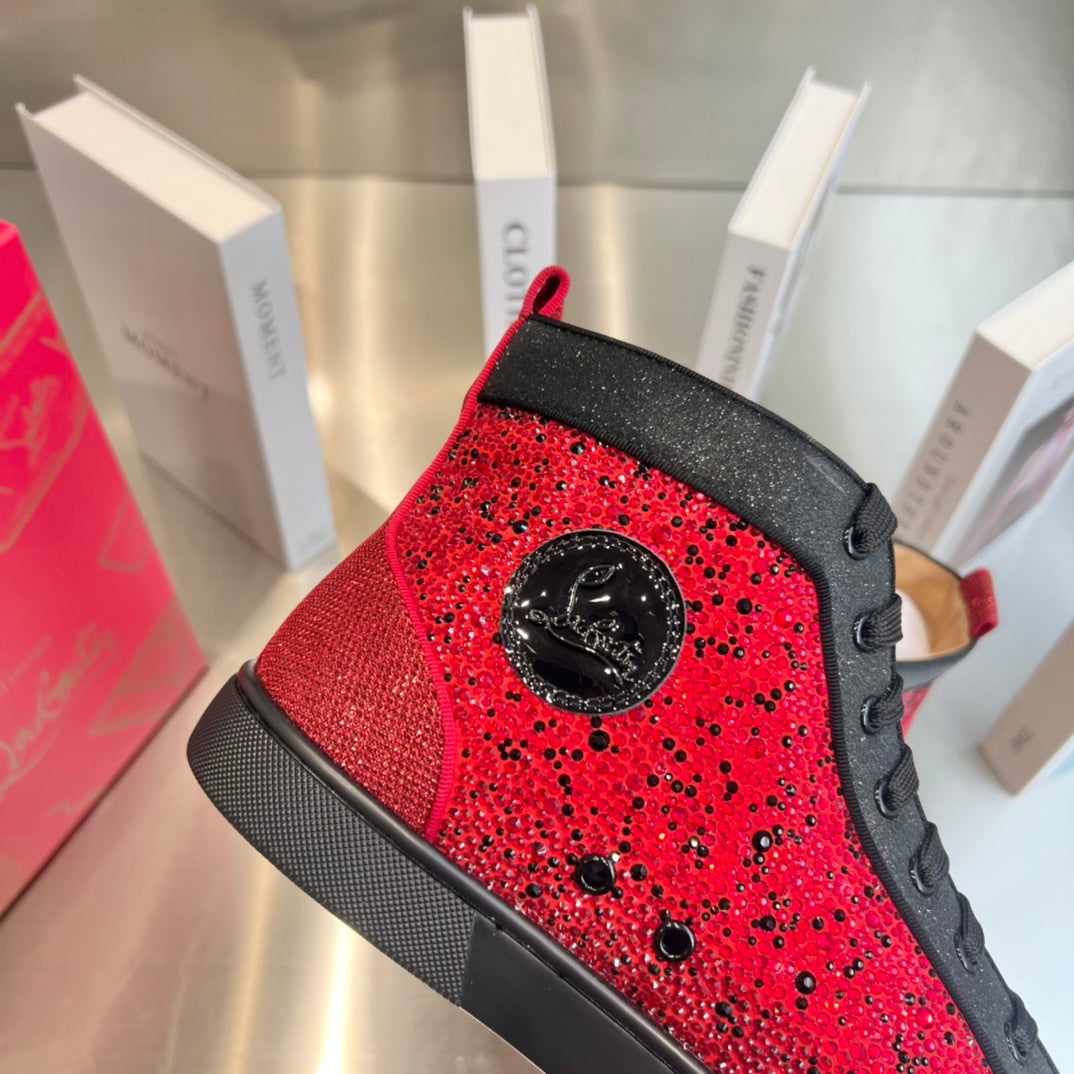 Botas altas negras con tachuelas de diamantes rojos
