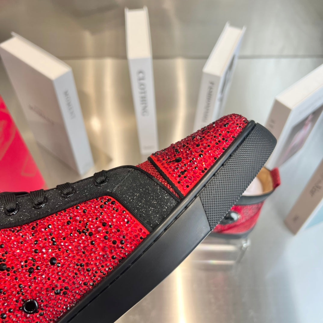 Botas altas negras con tachuelas de diamantes rojos