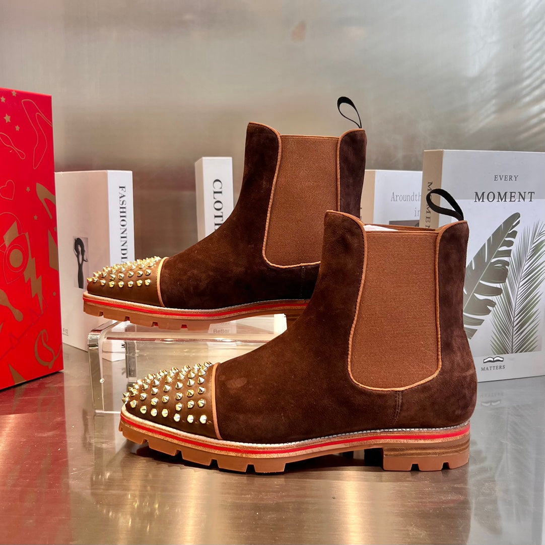 Botas de piel de oveja marrón oscuro con tachuelas delanteras