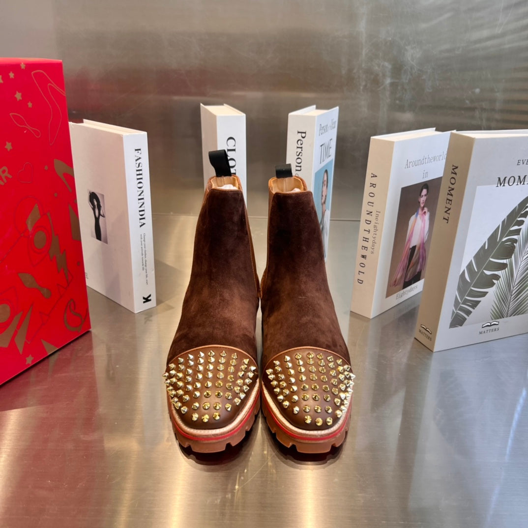Botas de piel de oveja marrón oscuro con tachuelas delanteras