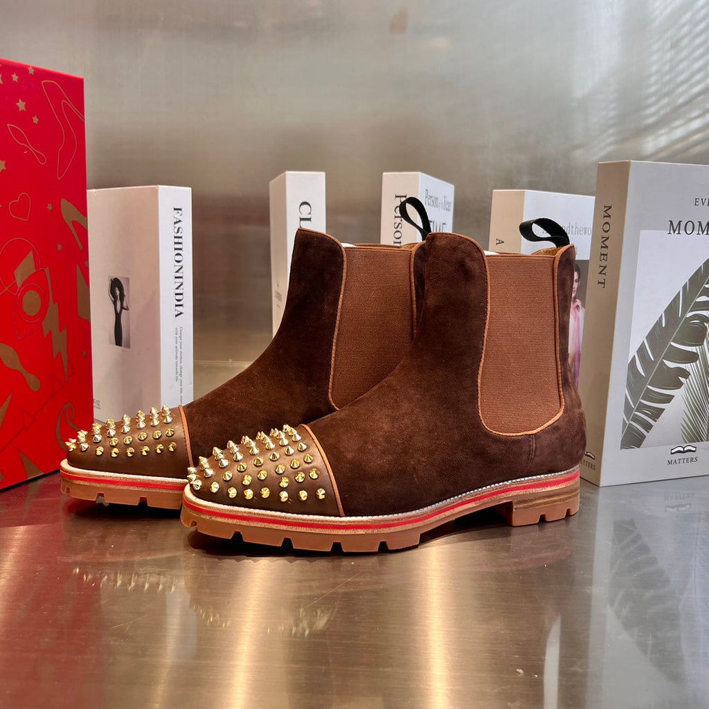 Botas de piel de oveja marrón oscuro con tachuelas delanteras