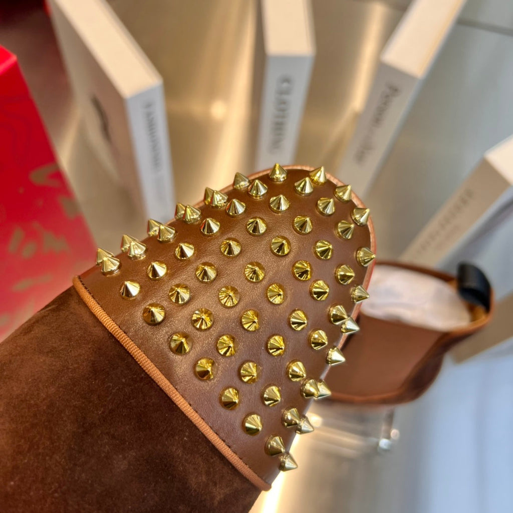 Botas de piel de oveja marrón oscuro con tachuelas delanteras