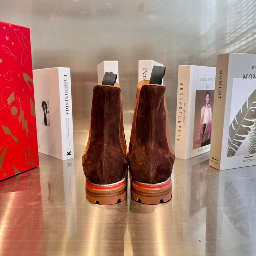 Botas de piel de oveja marrón oscuro con tachuelas delanteras
