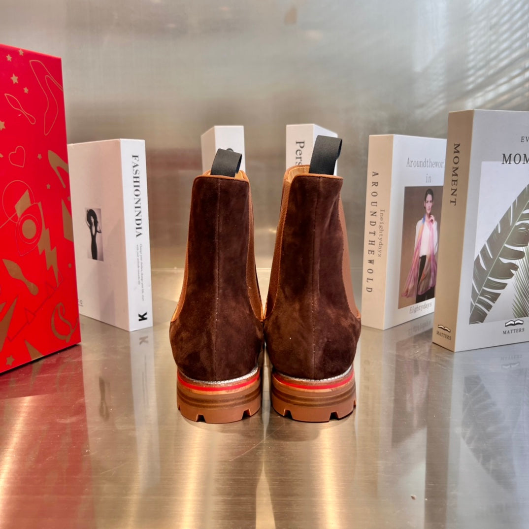 Botas de piel de oveja marrón oscuro con tachuelas delanteras