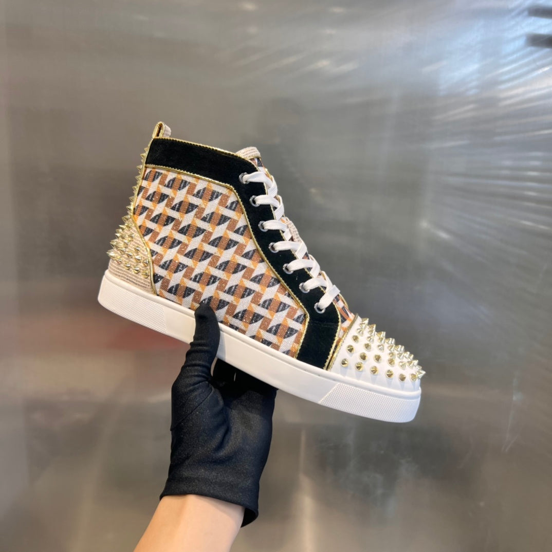 Zapatillas altas con tachuelas