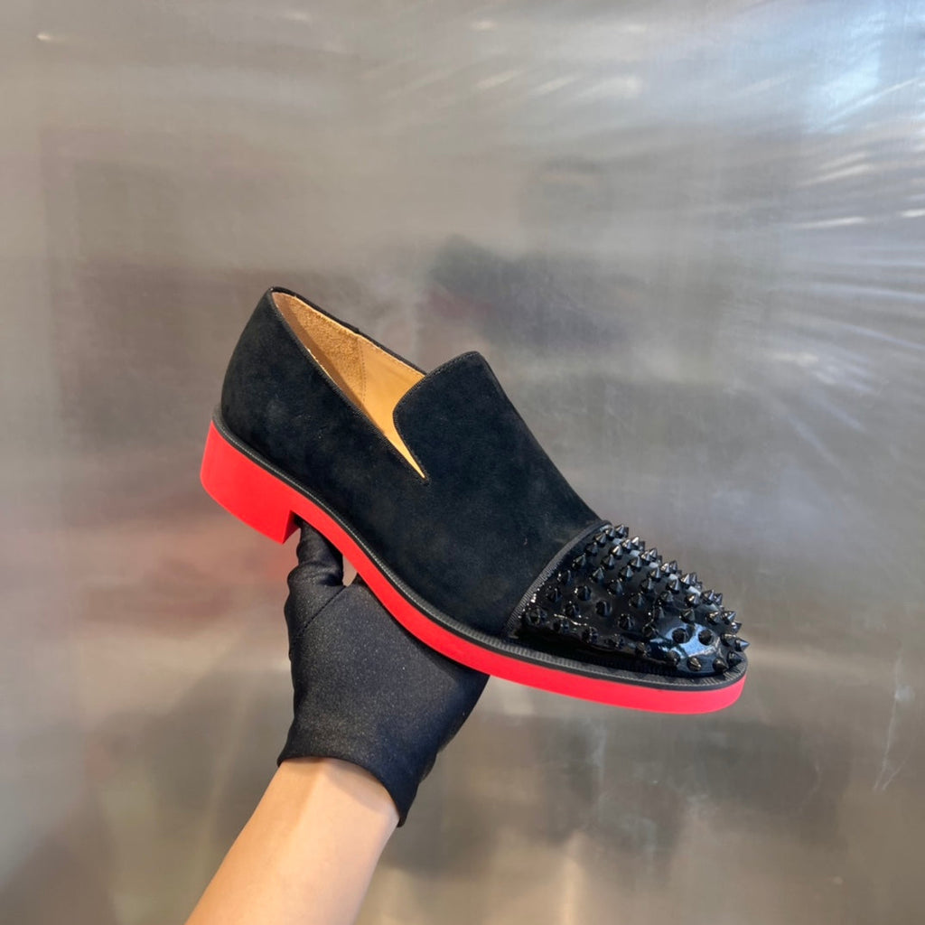 Botas con suela roja y suela de neumático